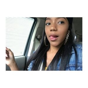 Meet your Posher, Julissa